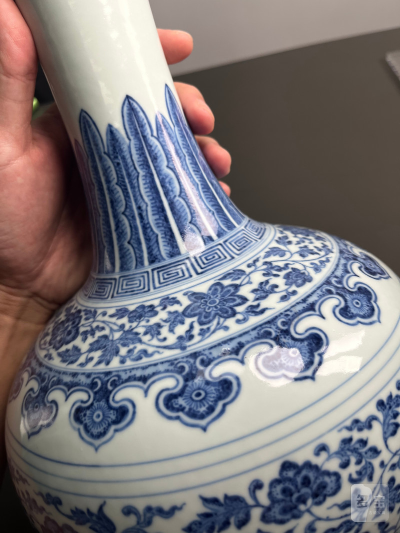 清乾隆  青花缠枝莲纹赏瓶 - 图18